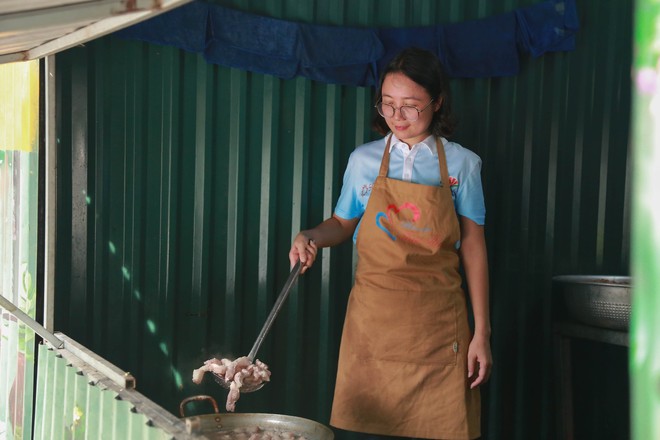 “Bữa Cơm Yêu Thương”: Người nhà bệnh nhân sẵn sàng nhường cơm sẻ áo gây xúc động- Ảnh 15.