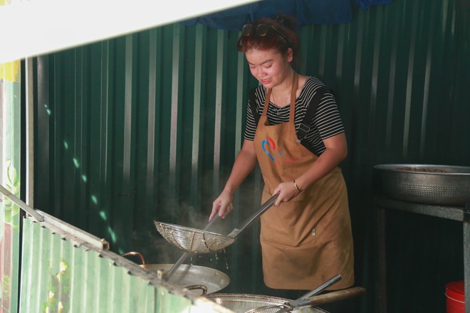 “Bữa Cơm Yêu Thương”: Người nhà bệnh nhân sẵn sàng nhường cơm sẻ áo gây xúc động- Ảnh 16.