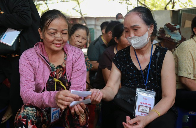 “Bữa Cơm Yêu Thương”: Người nhà bệnh nhân sẵn sàng nhường cơm sẻ áo gây xúc động- Ảnh 2.