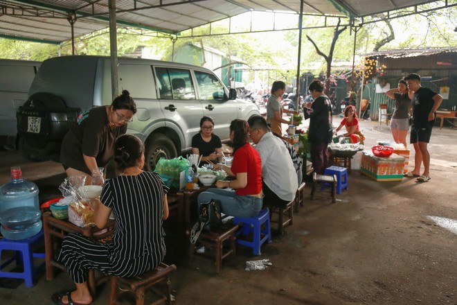 “Bữa Cơm Yêu Thương”: Người nhà bệnh nhân sẵn sàng nhường cơm sẻ áo gây xúc động- Ảnh 22.