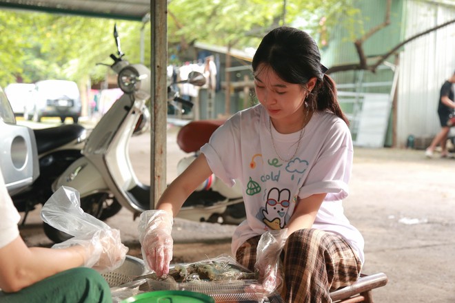 “Bữa Cơm Yêu Thương”: Người nhà bệnh nhân sẵn sàng nhường cơm sẻ áo gây xúc động- Ảnh 24.