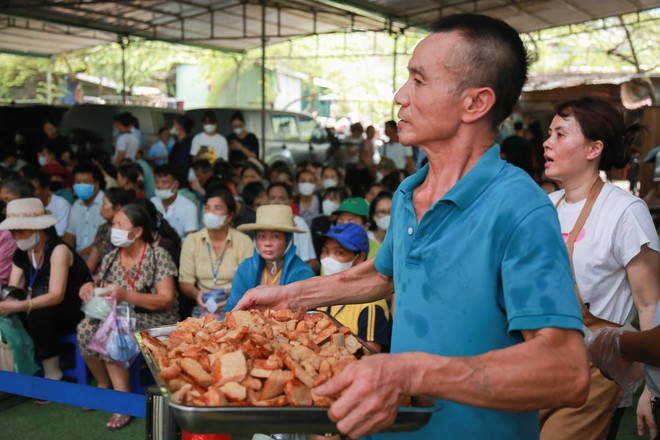 “Bữa Cơm Yêu Thương”: Người nhà bệnh nhân sẵn sàng nhường cơm sẻ áo gây xúc động- Ảnh 28.