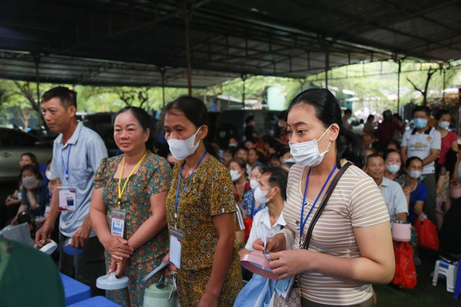 “Bữa Cơm Yêu Thương”: Người nhà bệnh nhân sẵn sàng nhường cơm sẻ áo gây xúc động- Ảnh 3.