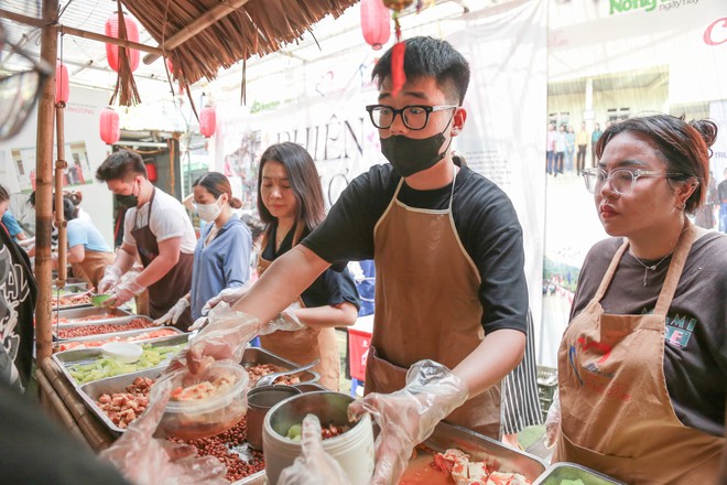 “Bữa Cơm Yêu Thương”: Người nhà bệnh nhân sẵn sàng nhường cơm sẻ áo gây xúc động- Ảnh 37.