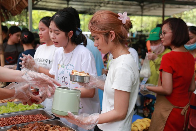 “Bữa Cơm Yêu Thương”: Người nhà bệnh nhân sẵn sàng nhường cơm sẻ áo gây xúc động- Ảnh 38.