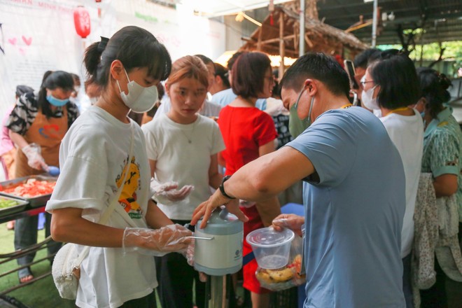 “Bữa Cơm Yêu Thương”: Người nhà bệnh nhân sẵn sàng nhường cơm sẻ áo gây xúc động- Ảnh 40.