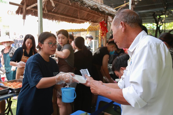 “Bữa Cơm Yêu Thương”: Người nhà bệnh nhân sẵn sàng nhường cơm sẻ áo gây xúc động- Ảnh 39.