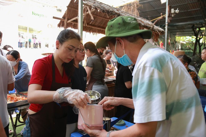 “Bữa Cơm Yêu Thương”: Người nhà bệnh nhân sẵn sàng nhường cơm sẻ áo gây xúc động- Ảnh 41.