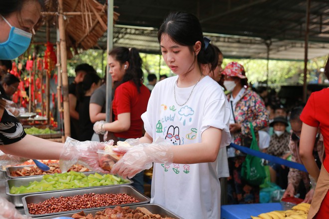 “Bữa Cơm Yêu Thương”: Người nhà bệnh nhân sẵn sàng nhường cơm sẻ áo gây xúc động- Ảnh 43.