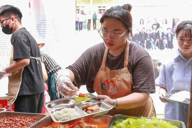 “Bữa Cơm Yêu Thương”: Người nhà bệnh nhân sẵn sàng nhường cơm sẻ áo gây xúc động- Ảnh 45.