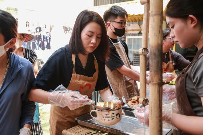 “Bữa Cơm Yêu Thương”: Người nhà bệnh nhân sẵn sàng nhường cơm sẻ áo gây xúc động- Ảnh 46.