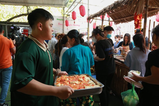 “Bữa Cơm Yêu Thương”: Người nhà bệnh nhân sẵn sàng nhường cơm sẻ áo gây xúc động- Ảnh 47.