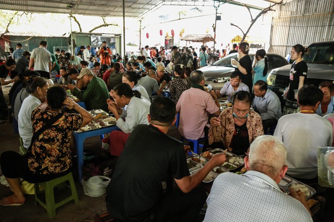 “Bữa Cơm Yêu Thương”: Người nhà bệnh nhân sẵn sàng nhường cơm sẻ áo gây xúc động- Ảnh 48.