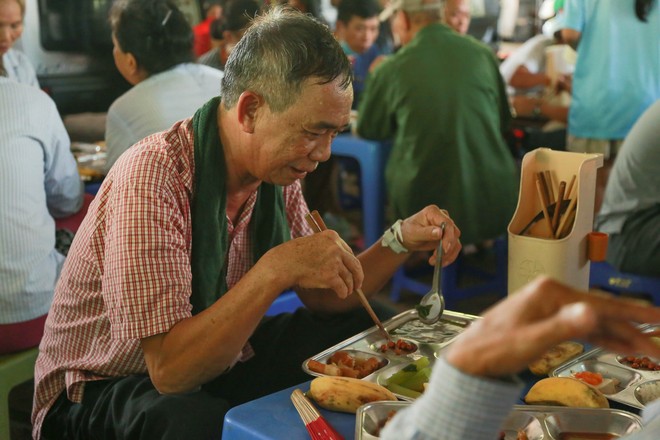 “Bữa Cơm Yêu Thương”: Người nhà bệnh nhân sẵn sàng nhường cơm sẻ áo gây xúc động- Ảnh 50.