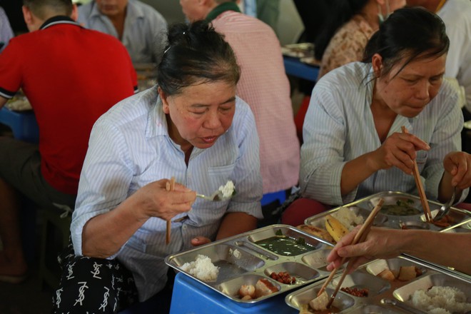 “Bữa Cơm Yêu Thương”: Người nhà bệnh nhân sẵn sàng nhường cơm sẻ áo gây xúc động- Ảnh 49.