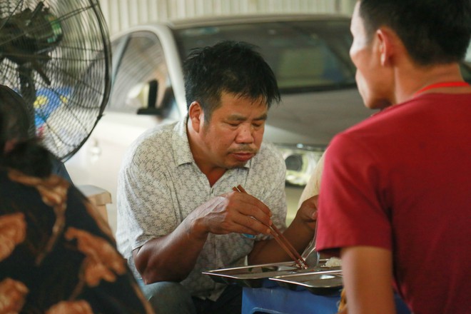 “Bữa Cơm Yêu Thương”: Người nhà bệnh nhân sẵn sàng nhường cơm sẻ áo gây xúc động- Ảnh 51.