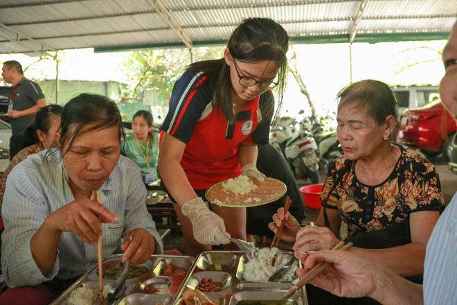 “Bữa Cơm Yêu Thương”: Người nhà bệnh nhân sẵn sàng nhường cơm sẻ áo gây xúc động- Ảnh 53.