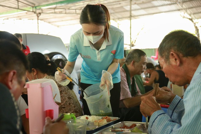 “Bữa Cơm Yêu Thương”: Người nhà bệnh nhân sẵn sàng nhường cơm sẻ áo gây xúc động- Ảnh 52.