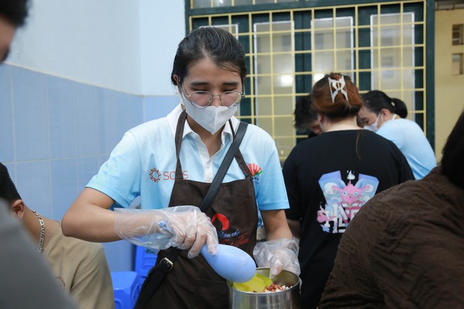 “Bữa Cơm Yêu Thương”: Người nhà bệnh nhân sẵn sàng nhường cơm sẻ áo gây xúc động- Ảnh 55.