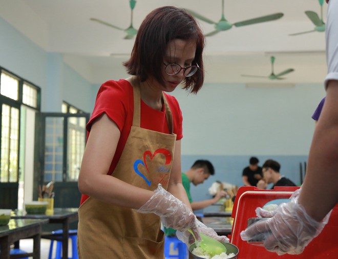 “Bữa Cơm Yêu Thương”: Người nhà bệnh nhân sẵn sàng nhường cơm sẻ áo gây xúc động- Ảnh 56.