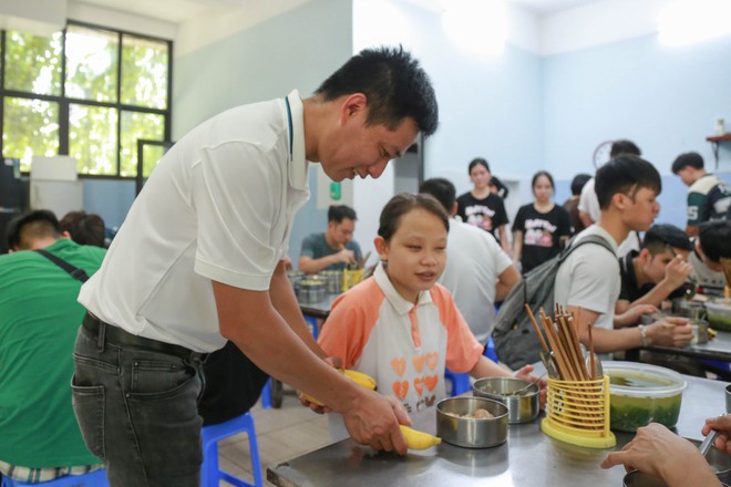 “Bữa Cơm Yêu Thương”: Người nhà bệnh nhân sẵn sàng nhường cơm sẻ áo gây xúc động- Ảnh 57.