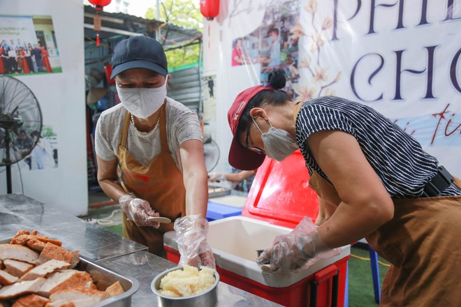 “Bữa Cơm Yêu Thương”: Người nhà bệnh nhân sẵn sàng nhường cơm sẻ áo gây xúc động- Ảnh 5.