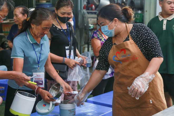 “Bữa Cơm Yêu Thương”: Người nhà bệnh nhân sẵn sàng nhường cơm sẻ áo gây xúc động- Ảnh 7.