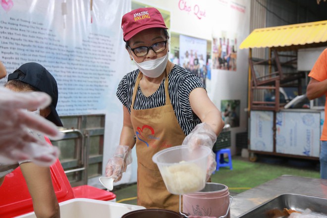 “Bữa Cơm Yêu Thương”: Người nhà bệnh nhân sẵn sàng nhường cơm sẻ áo gây xúc động- Ảnh 8.