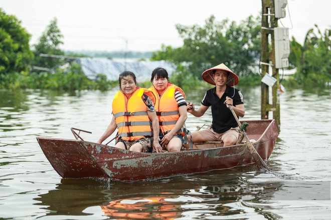 Ngoại thành Hà Nội ngập sâu, người dân xóm Bến Vôi bắc bếp nấu cơm trên biển nước- Ảnh 6.