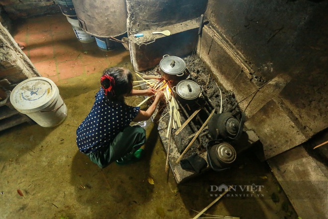 Ngoại thành Hà Nội ngập sâu, người dân xóm Bến Vôi bắc bếp nấu cơm trên biển nước- Ảnh 18.