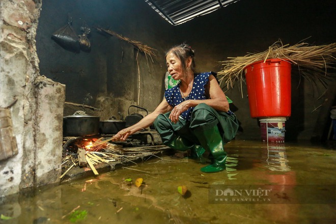 Ngoại thành Hà Nội ngập sâu, người dân xóm Bến Vôi bắc bếp nấu cơm trên biển nước- Ảnh 19.