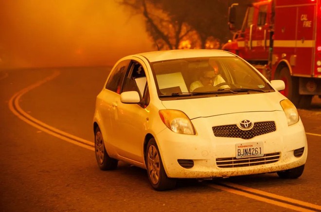 Cháy rừng đỏ rực tại Mỹ, hàng chục nghìn người phải sơ tán, nhà cửa và xe cộ cháy rụi- Ảnh 10.