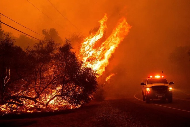 Cháy rừng đỏ rực tại Mỹ, hàng chục nghìn người phải sơ tán, nhà cửa và xe cộ cháy rụi- Ảnh 11.