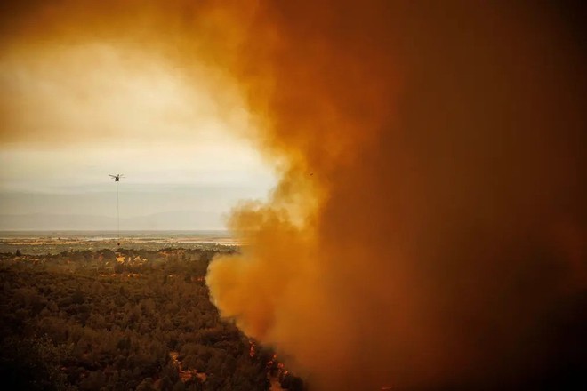 Cháy rừng đỏ rực tại Mỹ, hàng chục nghìn người phải sơ tán, nhà cửa và xe cộ cháy rụi- Ảnh 12.
