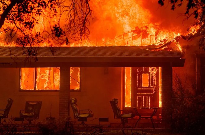 Cháy rừng đỏ rực tại Mỹ, hàng chục nghìn người phải sơ tán, nhà cửa và xe cộ cháy rụi- Ảnh 15.