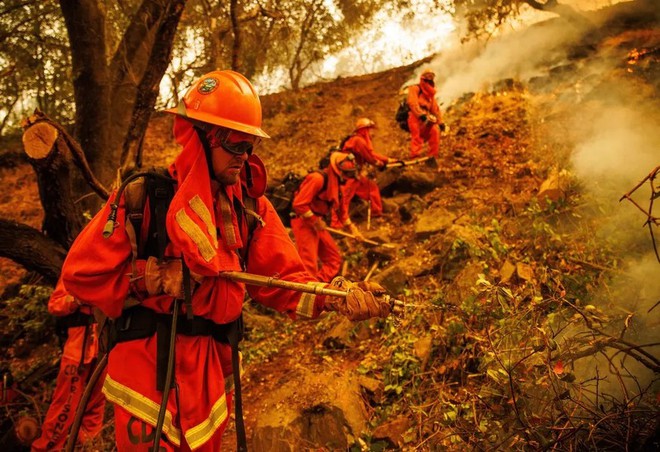 Cháy rừng đỏ rực tại Mỹ, hàng chục nghìn người phải sơ tán, nhà cửa và xe cộ cháy rụi- Ảnh 16.
