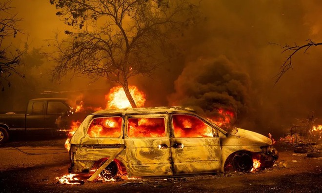 Cháy rừng đỏ rực tại Mỹ, hàng chục nghìn người phải sơ tán, nhà cửa và xe cộ cháy rụi- Ảnh 17.