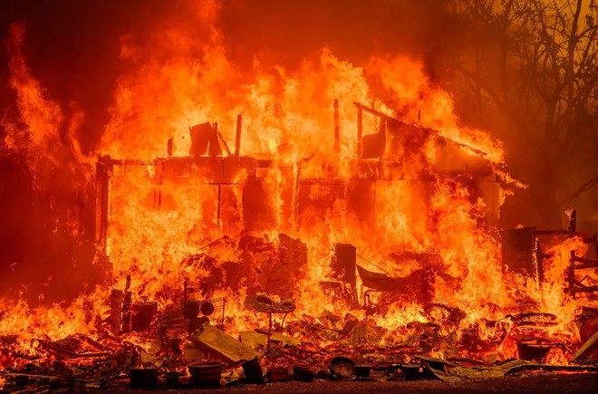 Cháy rừng đỏ rực tại Mỹ, hàng chục nghìn người phải sơ tán, nhà cửa và xe cộ cháy rụi- Ảnh 18.