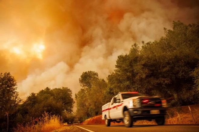 Cháy rừng đỏ rực tại Mỹ, hàng chục nghìn người phải sơ tán, nhà cửa và xe cộ cháy rụi- Ảnh 2.