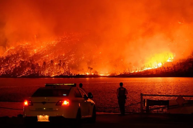 Cháy rừng đỏ rực tại Mỹ, hàng chục nghìn người phải sơ tán, nhà cửa và xe cộ cháy rụi- Ảnh 3.