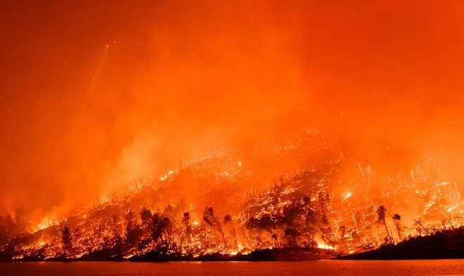 Cháy rừng đỏ rực tại Mỹ, hàng chục nghìn người phải sơ tán, nhà cửa và xe cộ cháy rụi- Ảnh 6.