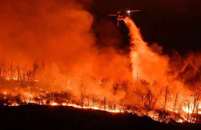 Cháy rừng đỏ rực tại Mỹ, hàng chục nghìn người phải sơ tán, nhà cửa và xe cộ cháy rụi- Ảnh 9.