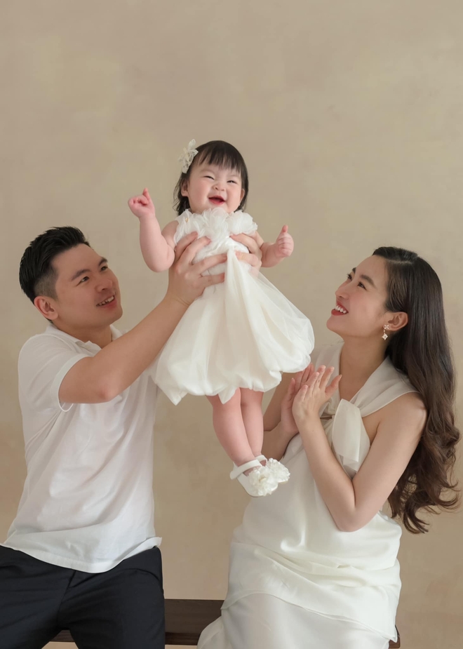 Hoa hậu Đỗ Mỹ Linh hiếm hoi khoe con gái 1 tuổi để chứng minh "cháu giống mẹ như đúc"- Ảnh 2.