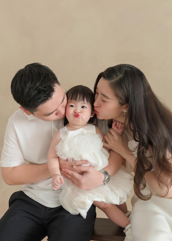 Hoa hậu Đỗ Mỹ Linh hiếm hoi khoe con gái 1 tuổi để chứng minh "cháu giống mẹ như đúc"- Ảnh 3.
