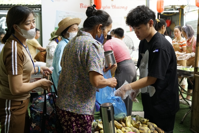 Những món quà đặc biệt tặng Bữa Cơm Yêu Thương- Ảnh 52.