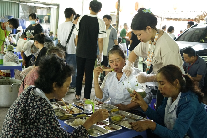 Những món quà đặc biệt tặng Bữa Cơm Yêu Thương- Ảnh 57.