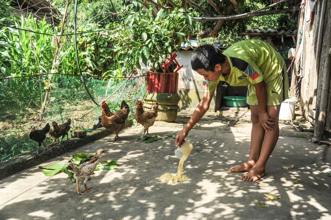 Người đàn ông cụt chân "gà trống nuôi con” trong căn nhà xiêu vẹo - Ảnh 11.