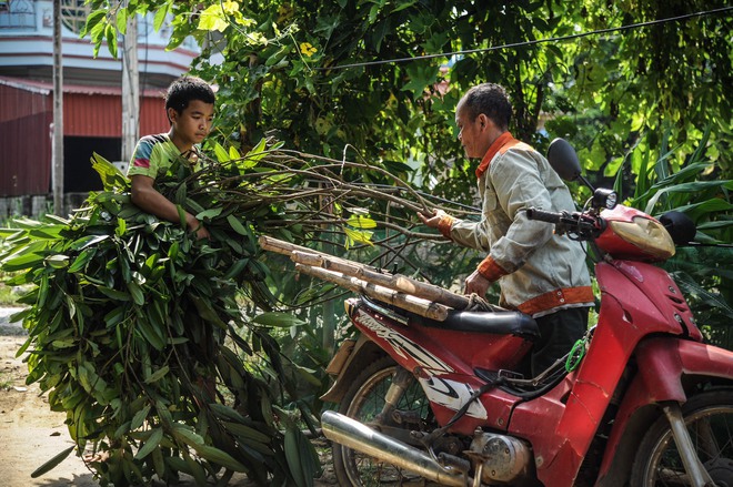 Người đàn ông cụt chân "gà trống nuôi con” trong căn nhà xiêu vẹo - Ảnh 9.