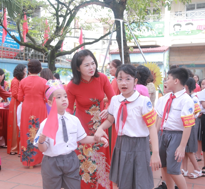 Hình ảnh ngộ nghĩnh học sinh lớp 1 Hà Nội ngày đầu tiên đến trường năm học mới - Ảnh 6.