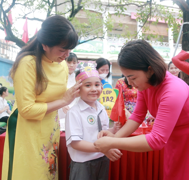 Hình ảnh ngộ nghĩnh học sinh lớp 1 Hà Nội ngày đầu tiên đến trường năm học mới - Ảnh 1.